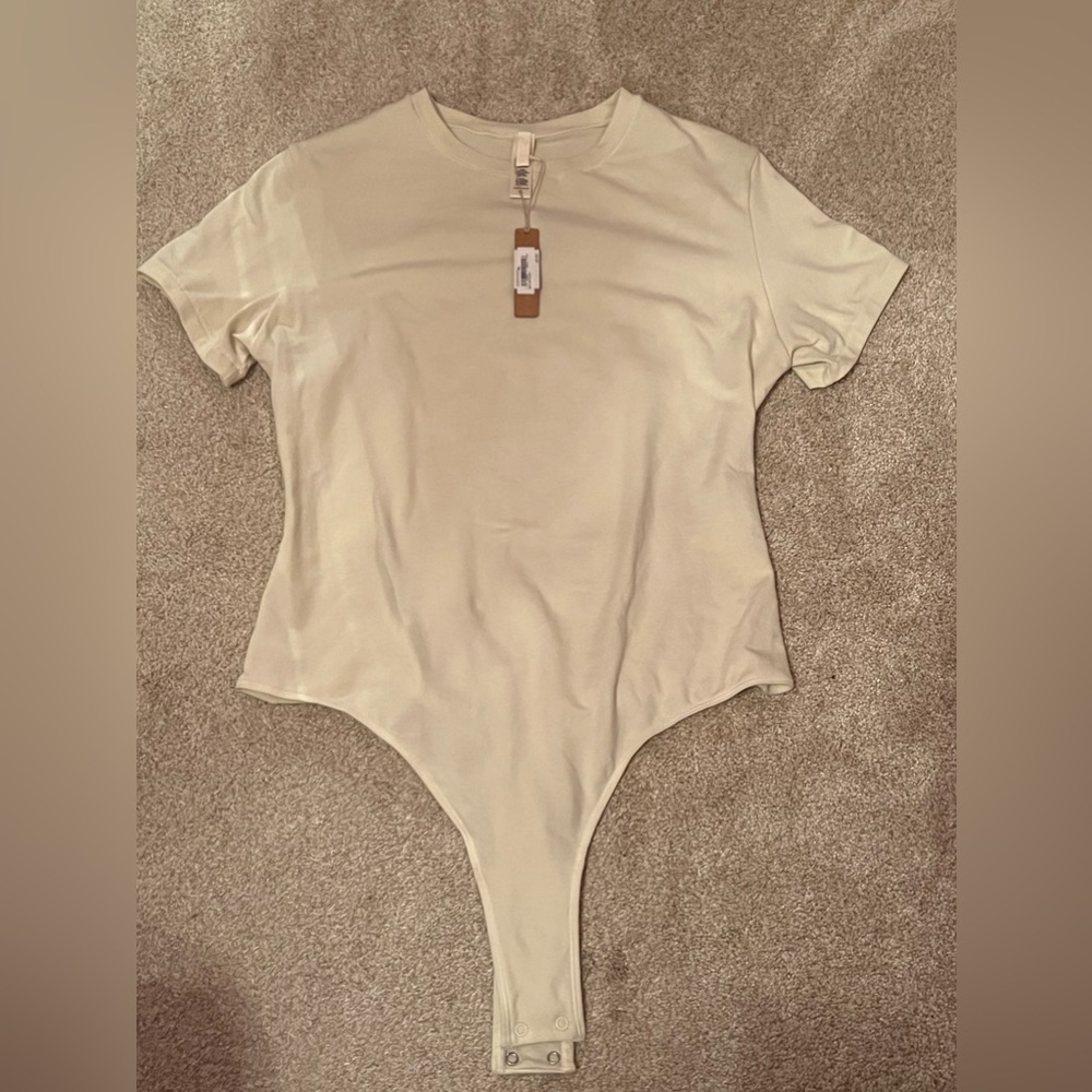 NWT NEW SKIMS BODYSUIT BONE